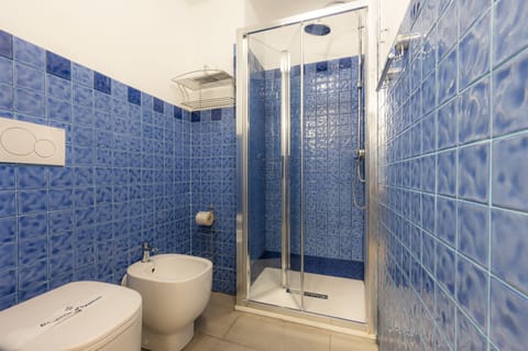 2 Connecting Double Rooms | Bathroom | Shower, rainfall showerhead, eco-friendly toiletries, hair dryer