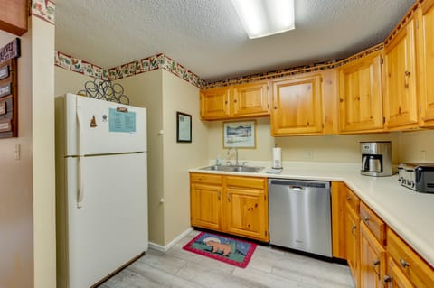 Apartment (2 Bedrooms) | Private kitchen | Microwave, oven, stovetop, dishwasher