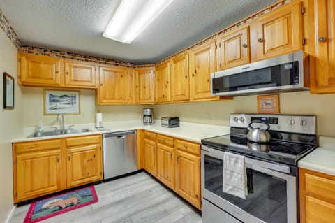 Apartment (2 Bedrooms) | Private kitchen | Microwave, oven, stovetop, dishwasher