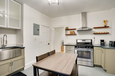 Apartment (2 Bedrooms) | Private kitchen | Microwave, oven, stovetop, cookware/dishes/utensils