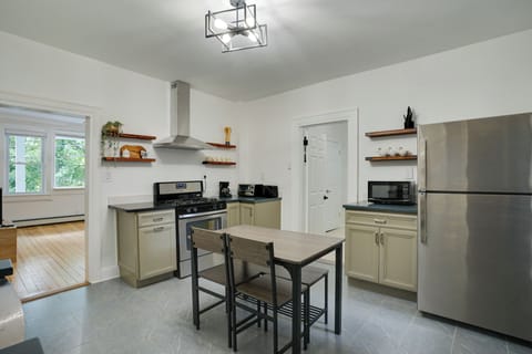 Apartment (2 Bedrooms) | Private kitchen | Microwave, oven, stovetop, cookware/dishes/utensils