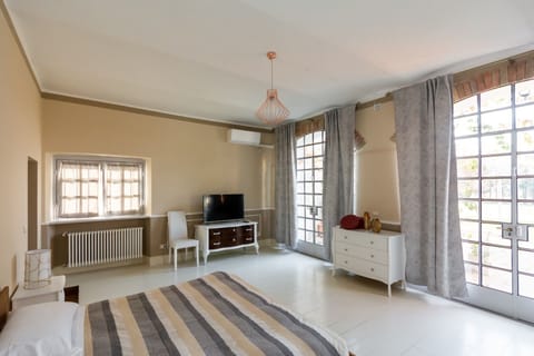 Romantic Suite | Premium bedding, down comforters, individually furnished, free WiFi