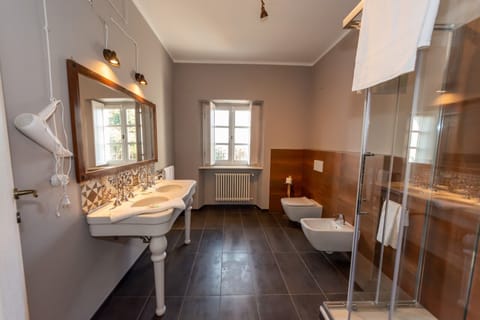 Superior Room | Bathroom | Free toiletries, hair dryer, slippers, bidet