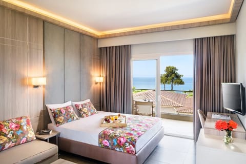 Deluxe Double or Twin Room, Sea View | Minibar, in-room safe, soundproofing, free WiFi