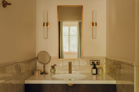 Shower, rainfall showerhead, hair dryer, towels