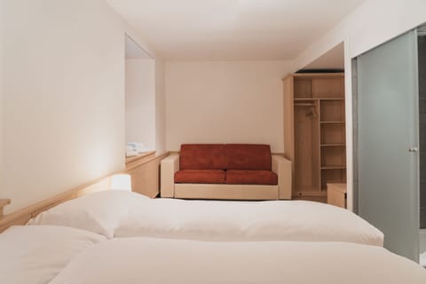 Classic Quadruple Room | Free WiFi, bed sheets
