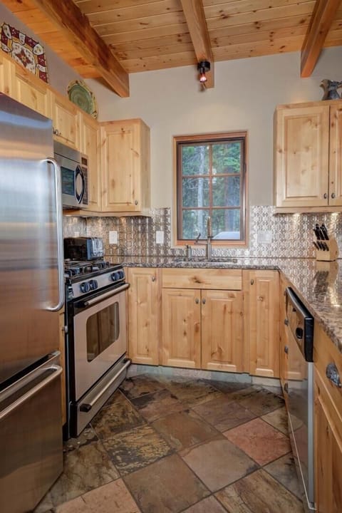 House, 4 Bedrooms | Private kitchen | Coffee/tea maker