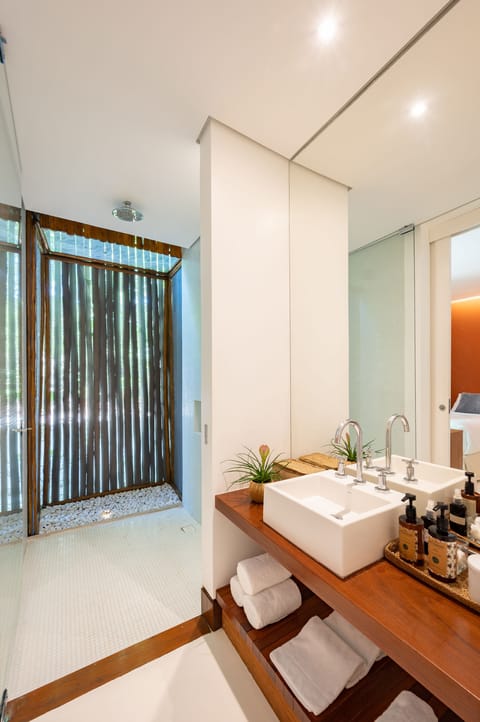 Standard Triple Room | Bathroom | Shower, hair dryer, towels, soap