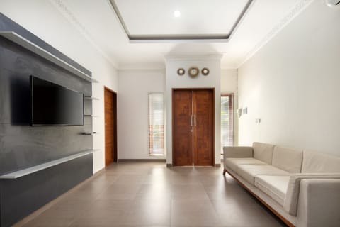 Family Suite | Living area | 32-inch flat-screen TV with satellite channels