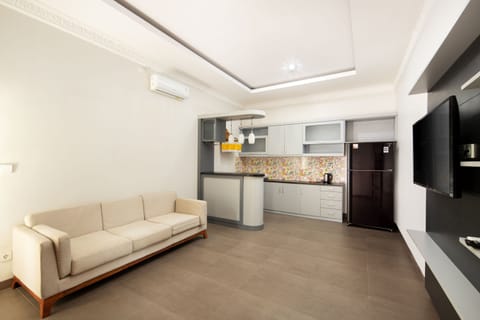 Family Suite | Living area | 32-inch flat-screen TV with satellite channels