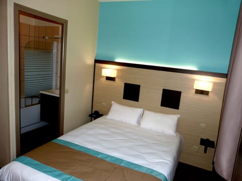 Desk, soundproofing, iron/ironing board, free WiFi