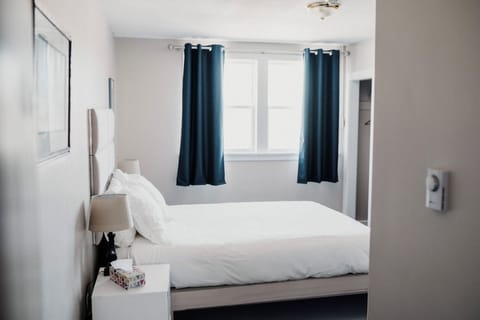 Standard Single Room | Blackout drapes, iron/ironing board, free WiFi