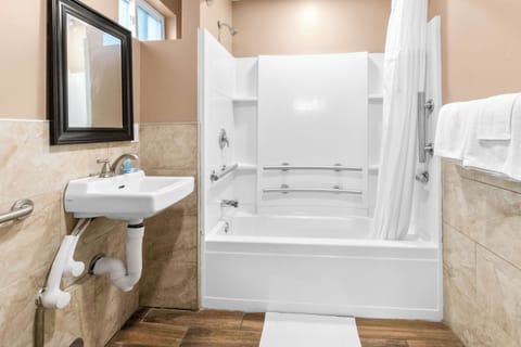 Room, 1 King Bed, Accessible, Non Smoking | Accessible bathroom