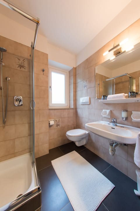 Classic Double Room, Balcony | Bathroom | Shower, hair dryer, towels