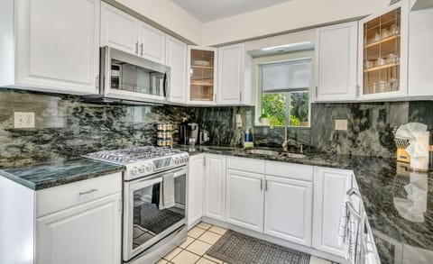 Family House | Private kitchen | Full-size fridge, microwave, oven, stovetop