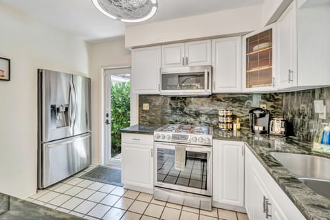 Family House | Private kitchen | Full-size fridge, microwave, oven, stovetop