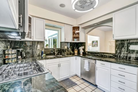 Family House | Private kitchen | Full-size fridge, microwave, oven, stovetop