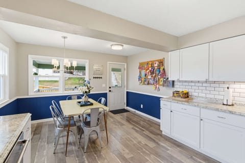 House, Multiple Beds, Hot Tub, Garden View (Branson Downtown Beauty) | Dining