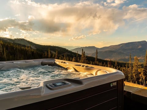 House, 6 Bedrooms | Private spa tub