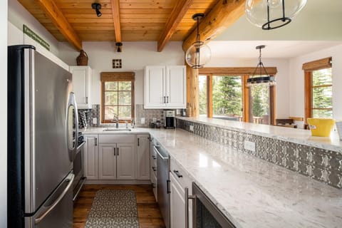 House, 4 Bedrooms | Private kitchen | Coffee/tea maker