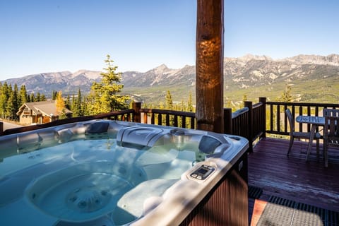 House, 4 Bedrooms | Outdoor spa tub