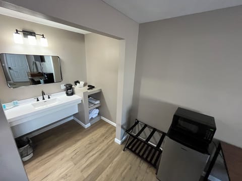 Superior Room, 1 King Bed | Bathroom | Shower, hair dryer, towels, soap