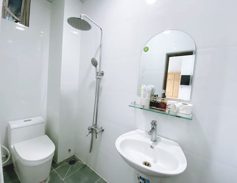 Deluxe Double Room | Bathroom | Free toiletries, hair dryer, slippers, bidet