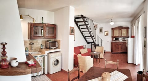 Family Cottage, 2 Bedrooms, Hill View, Annex Building | Living area | Fireplace