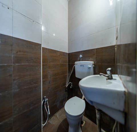 Double Room | Bathroom | Shower, rainfall showerhead, towels