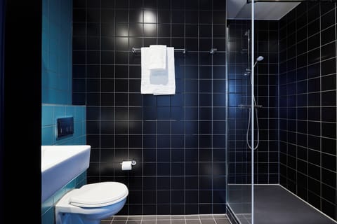 Deluxe Studio | Bathroom | Shower, rainfall showerhead, hair dryer, towels