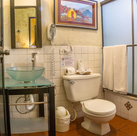 Deluxe Single Room, Garden View, Courtyard Area | Bathroom | Designer toiletries, hair dryer, towels, soap