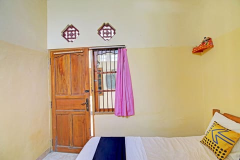 Standard Double Room | Laptop workspace, free WiFi, bed sheets