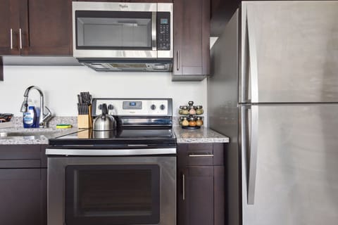 Comfort Apartment | Private kitchen | Fridge, microwave, oven, stovetop