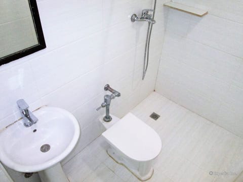 Executive Room | Bathroom | Shower, free toiletries, towels