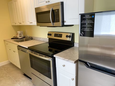 Premium Studio Suite | Private kitchen | Microwave, coffee/tea maker