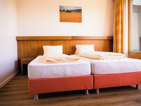 In-room safe, desk, soundproofing, free WiFi