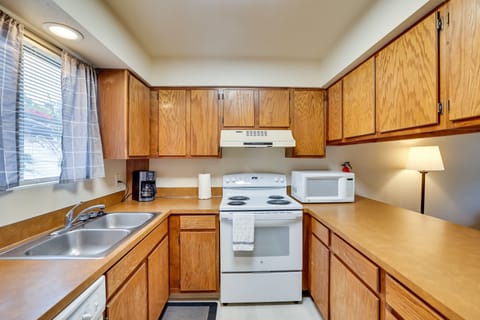 Apartment (2 Bedrooms) | Private kitchen | Microwave, oven, stovetop, dishwasher