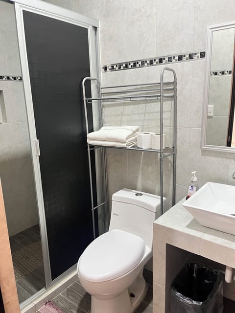 Family Single Room | Bathroom | Free toiletries