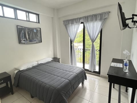 Family Single Room | Desk, laptop workspace, iron/ironing board, free WiFi