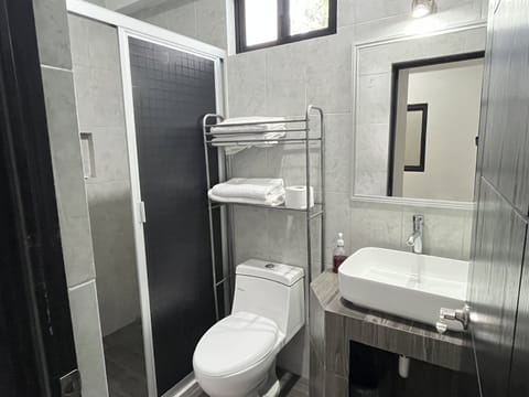 Family Double Room | Bathroom | Free toiletries