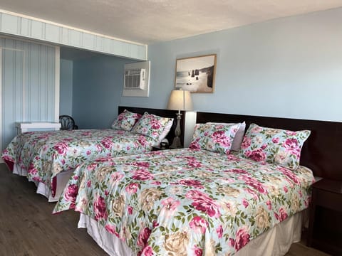 Double Room, 2 Queen Beds, Lake View | Bed sheets