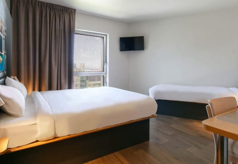 Triple Room | Desk, soundproofing, free WiFi, bed sheets