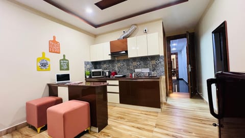 Standard Studio, 1 Queen Bed | Private kitchen | Electric kettle