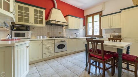 Apartment (2 Bedrooms) | Private kitchen | Full-size fridge, microwave, oven, stovetop