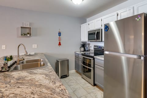 Apartment (2 Bedrooms) | Private kitchen | Microwave, oven, stovetop, dishwasher