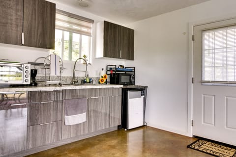 Apartment (0 Bedroom) | Private kitchen | Microwave, cookware/dishes/utensils, paper towels