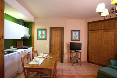 Studio | Private kitchen | Full-size fridge, microwave, stovetop, coffee/tea maker