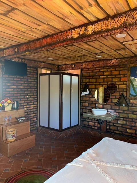 Deluxe Room | Bathroom | Towels, soap, shampoo, toilet paper