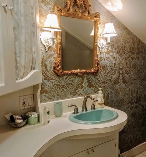 Classic Room, 1 Queen Bed | Bathroom sink