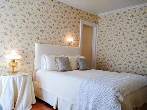 Classic Room, 1 Queen Bed | Premium bedding, individually decorated, individually furnished, desk